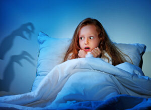 Kind hat Angst vor Monster unterm Bett Psychologische Beratung überwinden, Panikattacke bei Kindern